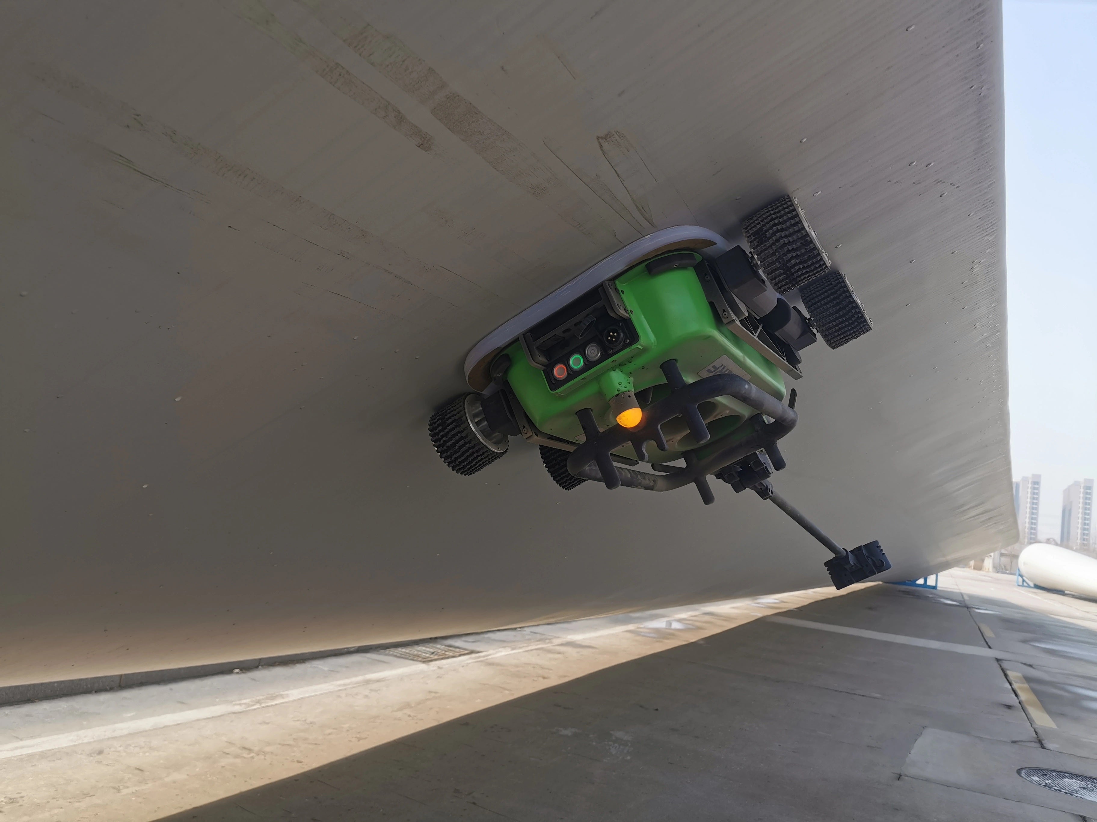 Best Price Autonomous Crawler-Type Wall Climbing Robot for Facade Cleaning and Infrastructure Maintenance