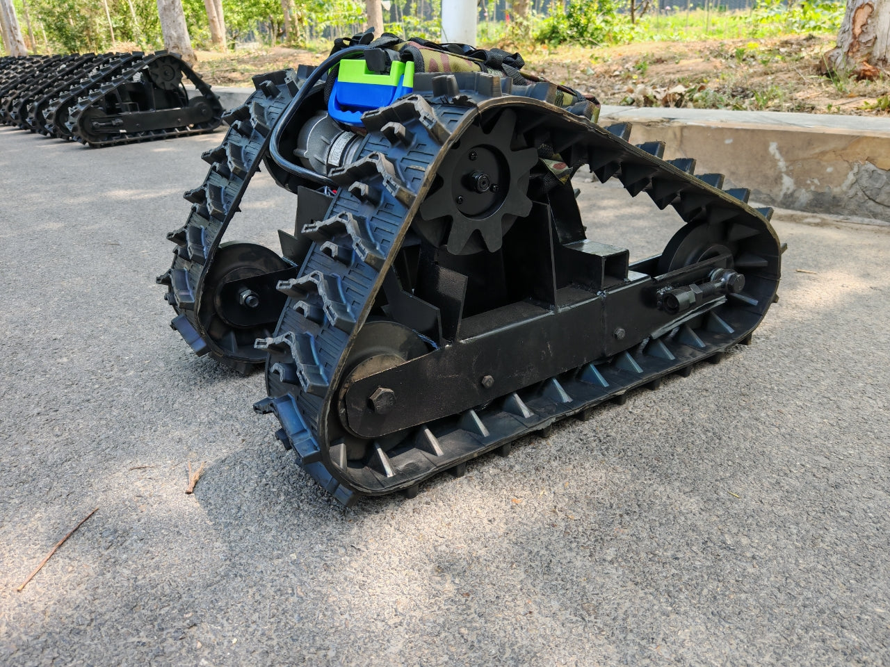 Track chassis suitable for small-scale construction machinery: Expandi ...